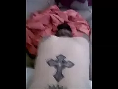 Jolie brune bégaie sa douce chatte. porno frons