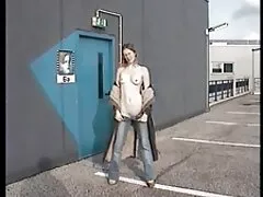 Grand-mère était dans la video x francais gratuit rue près de L'entrepôt avec grand-père.