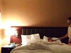 Une grande femme avec de gros faux seins donne naissance à un homme avec la langue rasée et la porno francais film entier chatte ennuyée.