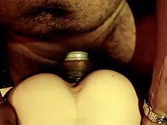Une jeune femme qui baise un film porno annee 80 gentleman devant la caméra.