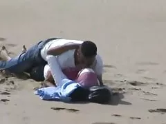 L'homme chauve voit la film porno mature francais femme au foyer à la maison.