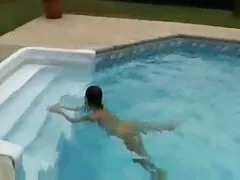 La brune a une grosse bite porno francais dialogue dans la bouche.